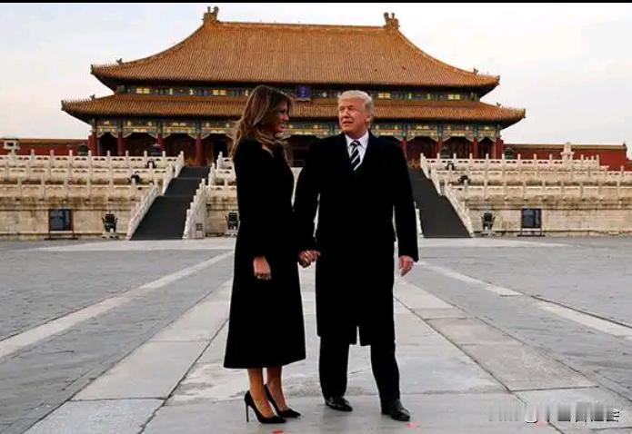 这是美国总统:特朗普夫妇上一次访华时来北京故宫参观游览时的场景。特朗普其实对参