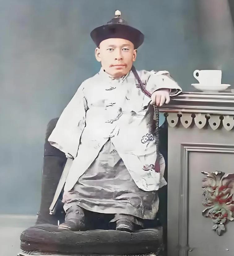 这张照片，是一位清朝侏儒，名叫陈三宝，被一个洋人骗到了国外。这个洋人骗他说，你到