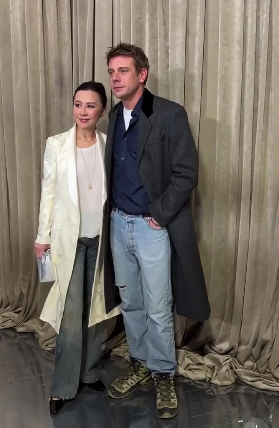 刘嘉玲在时尚界的排面还是挺大的啊，她现身巴黎迪奥看秀，迪奥总监亲自迎接！穿着一