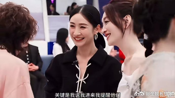 王濛李小冉小声蛐蛐全被拍了王濛李小冉凑头窃窃私语的样子，又搞笑又可爱。