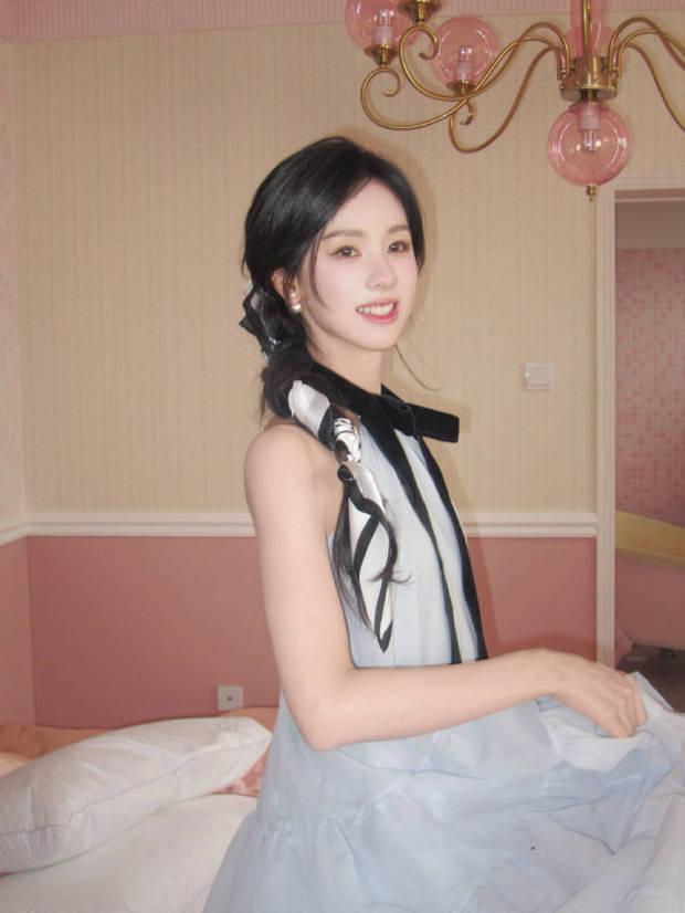陈都灵新写真太甜啦！挂脖蓬蓬裙笑容好治愈事业上，陈都灵这些年交出不少出彩角