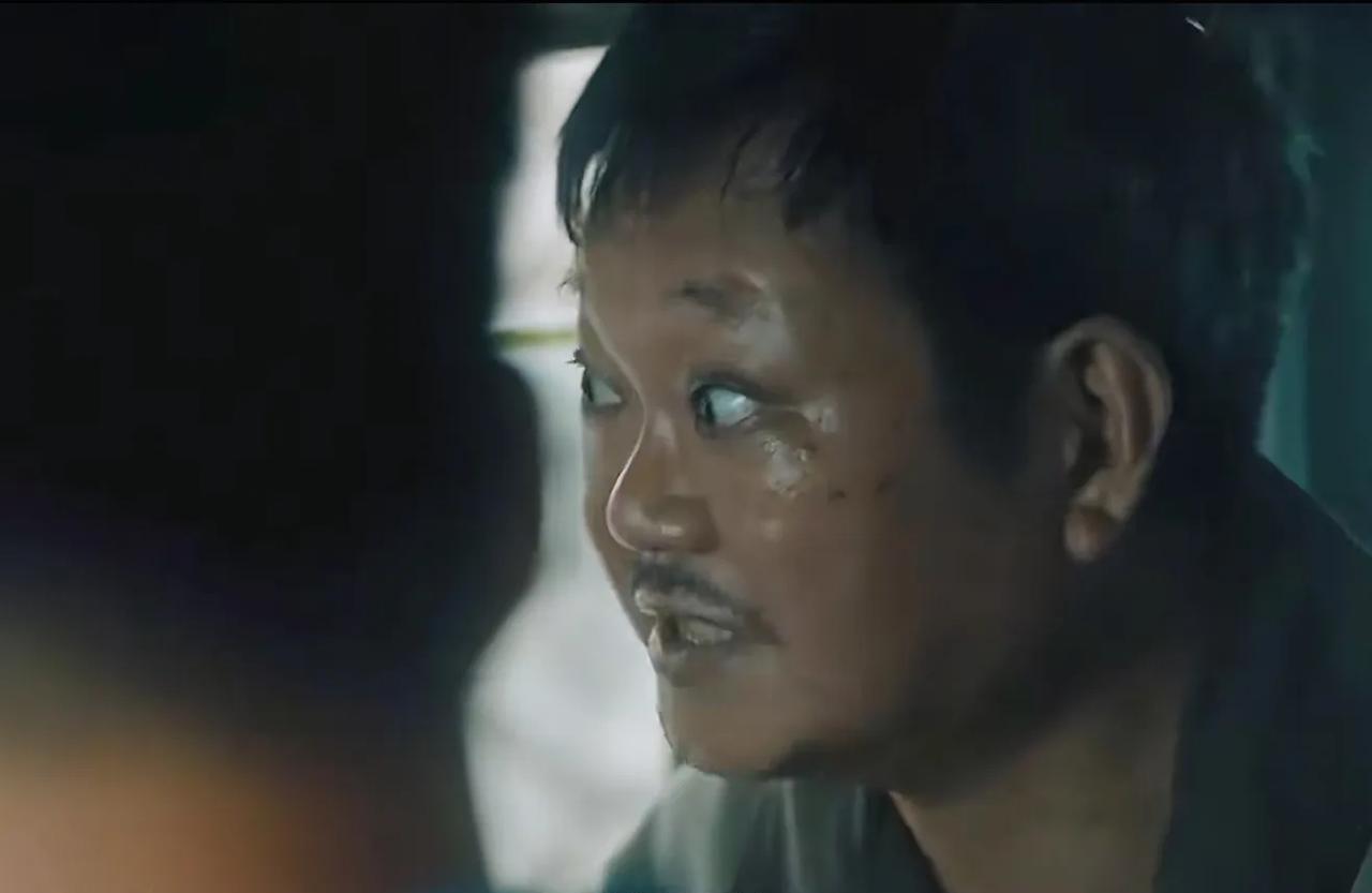 《扫毒风暴》卢少骅即使在逃亡的时候，他雇的保姆名字里还有“木”字，可满大街的悬赏