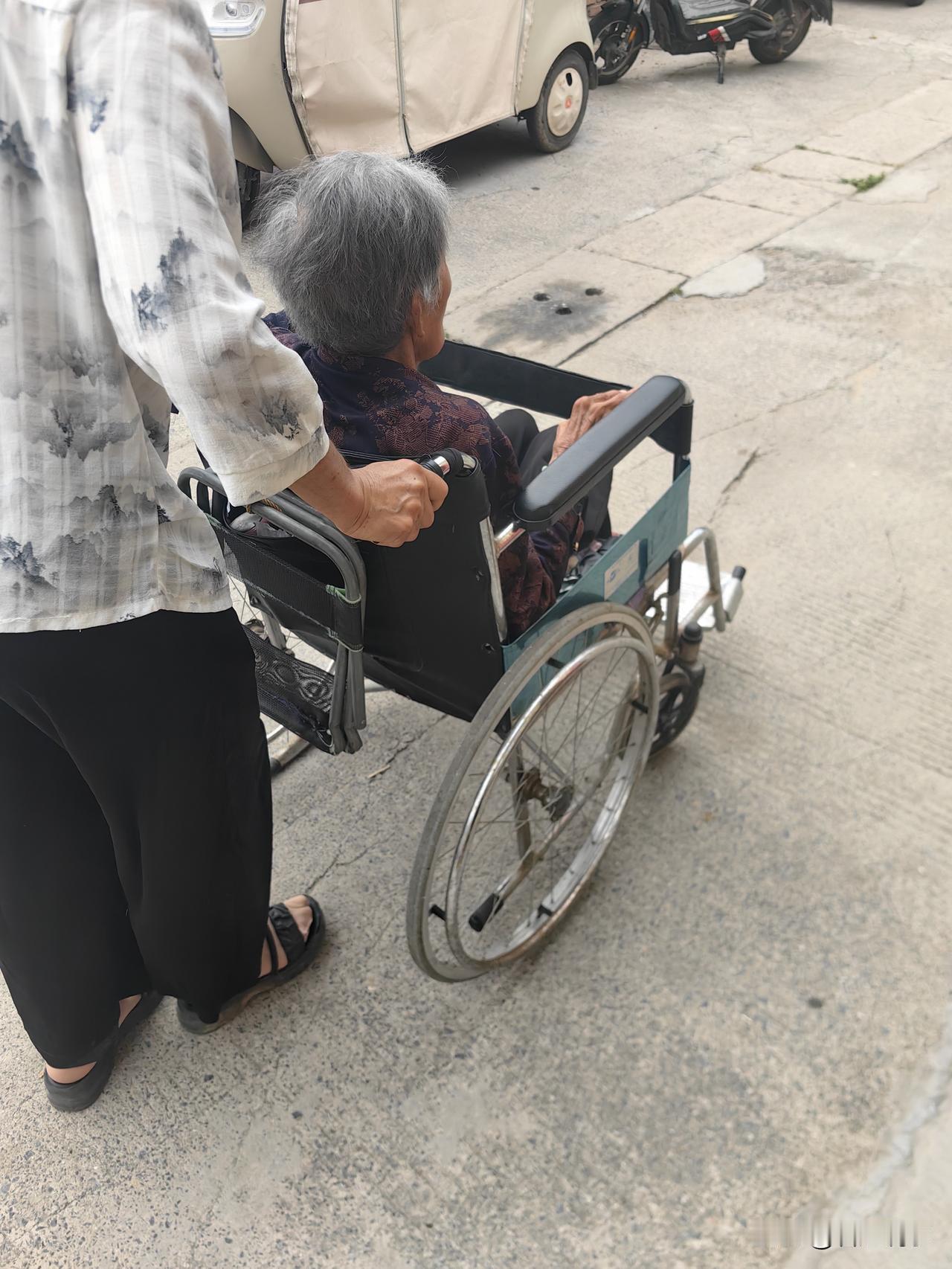 老了请个保姆照顾好不好?我家现在这个保姆真的少找这种人！过去我娘家家里用过不