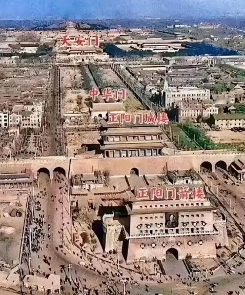 这是天安门原来的样子,事实证明,梁思成和林徽因是有远见的人,可惜,在郭沫若的一再