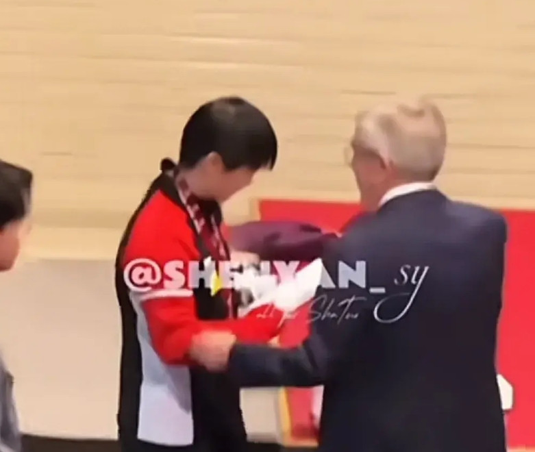 孙颖莎夺冠之后，在球桌上签字的时候，巴赫走了过去，递给孙颖莎一个白色的长条盒子，