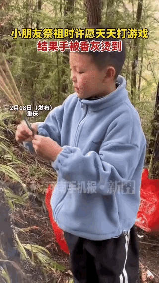 “科学都解释不清了！”重庆，一小男孩跟家人上山祭祖，在跟老祖宗上香许愿时，小男孩