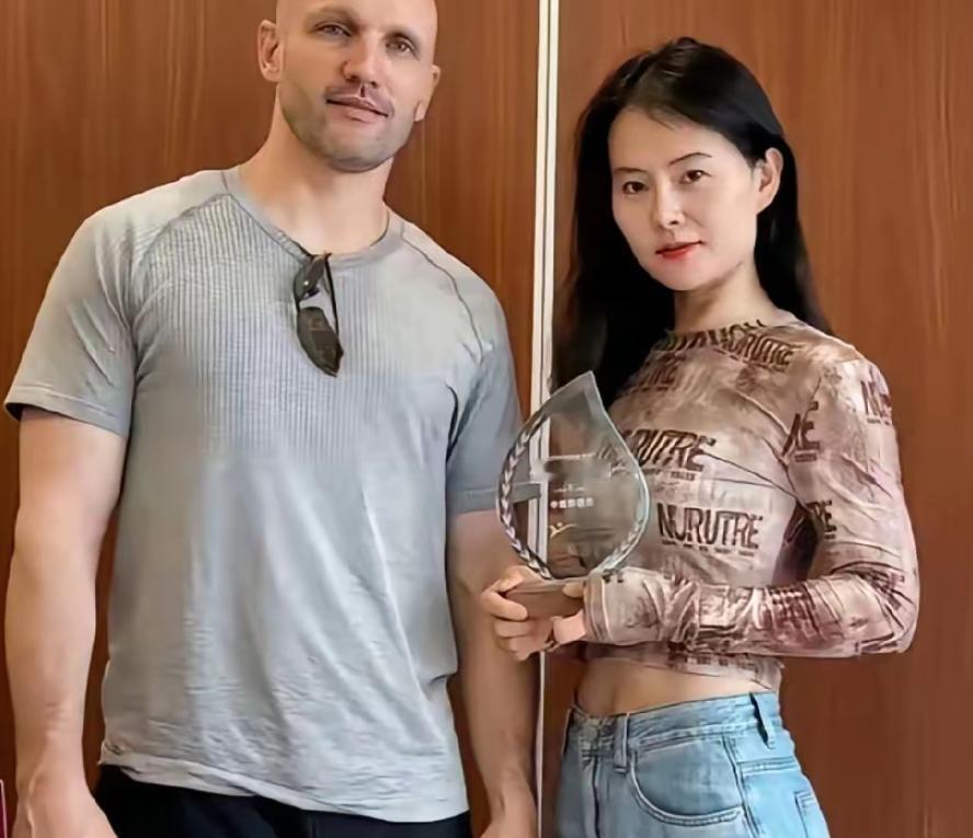 远嫁美国天天晒幸福的女网红小易，最近直接翻车翻到太平洋，前脚还在镜头前吹美国老公