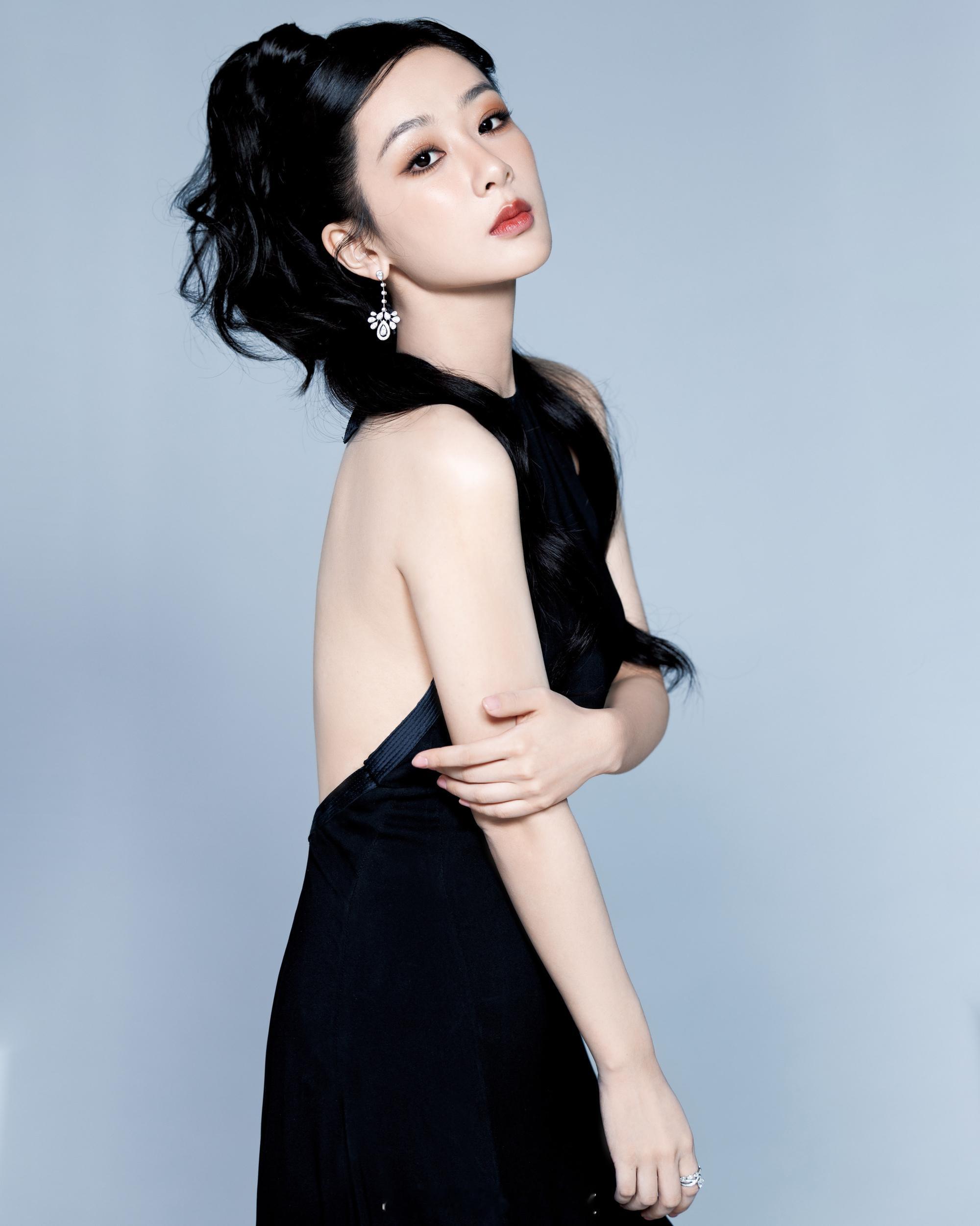 杨紫黑与白时尚迷人​​​