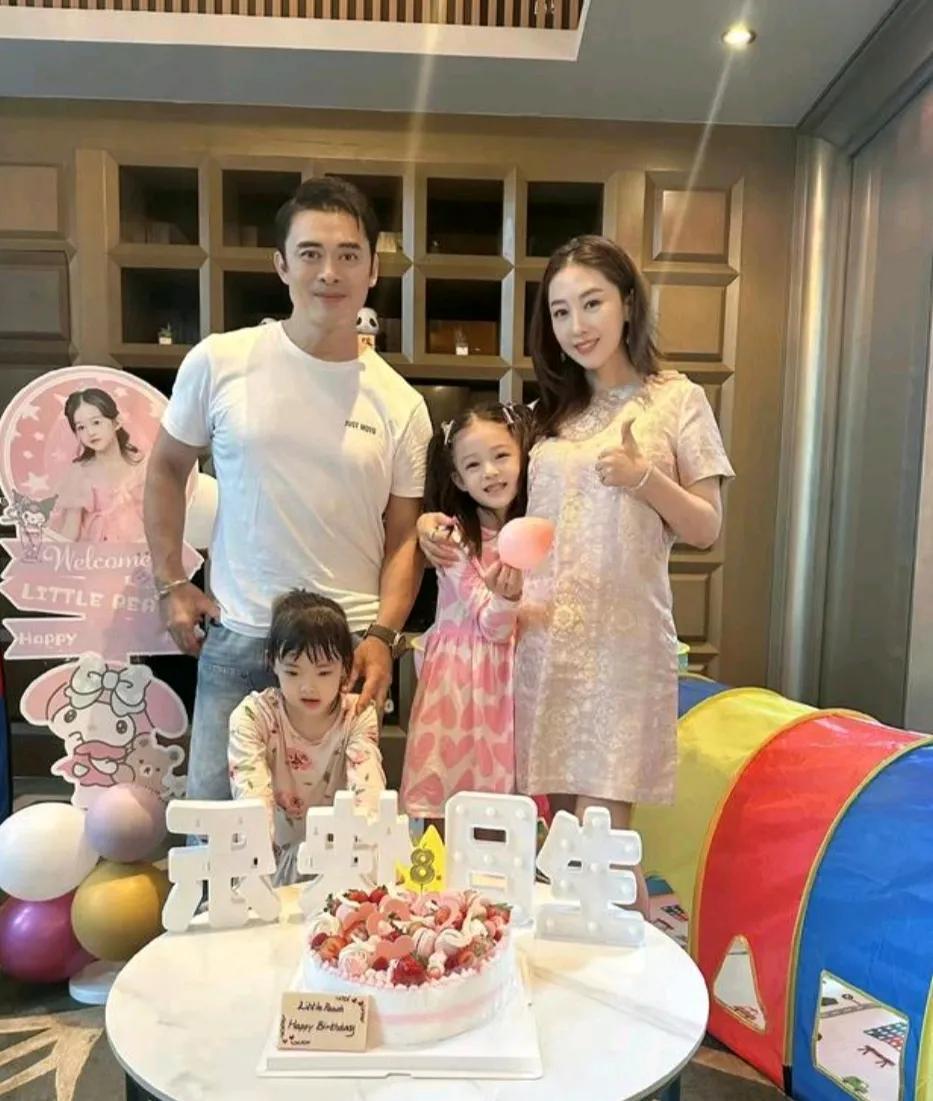 最美星二代吧？这小美女有点混血的感觉小女儿也好可爱爸爸帅，妈妈美