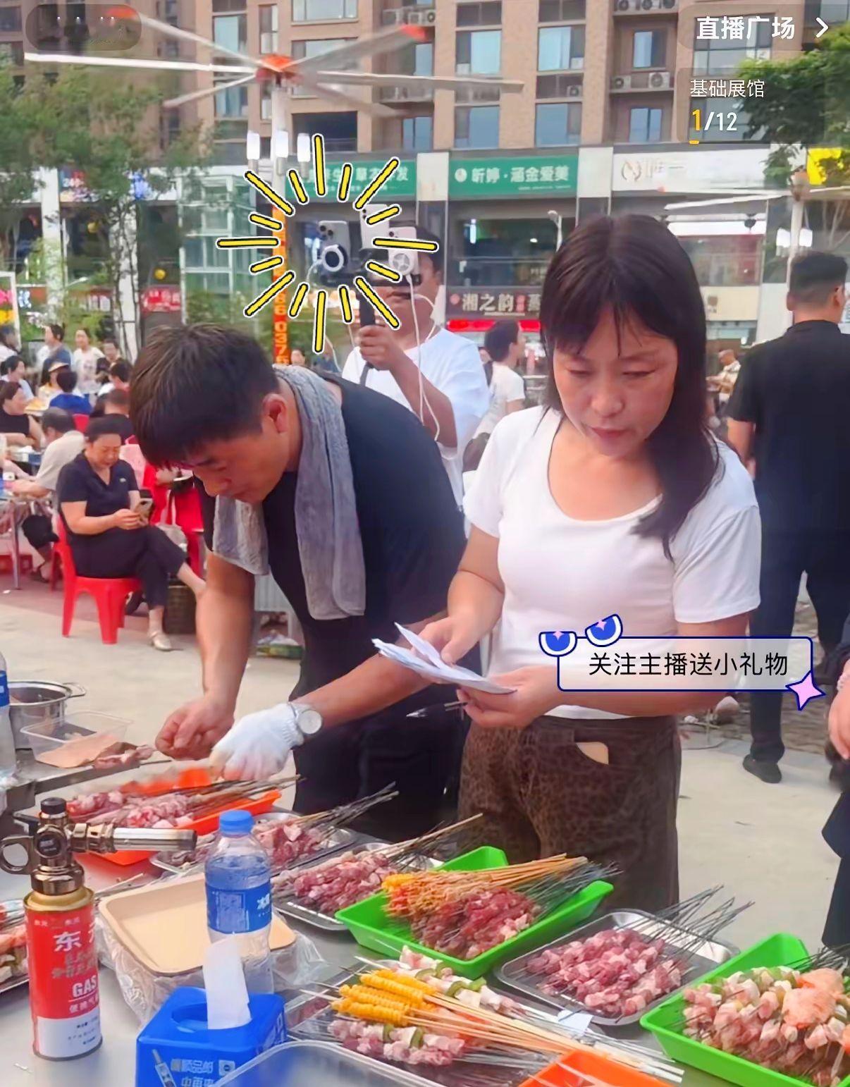 烧烤陈杰是彻底接住这流量了！今天，陈杰的烧烤摊前依然人山人海。近30个就餐位都