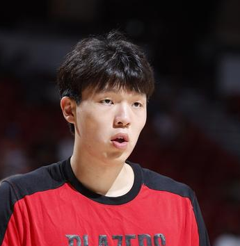 杨瀚森未出场，开拓者险胜掘金。NBA杯小组赛，开拓者主场迎战掘金，这场比赛，杨瀚