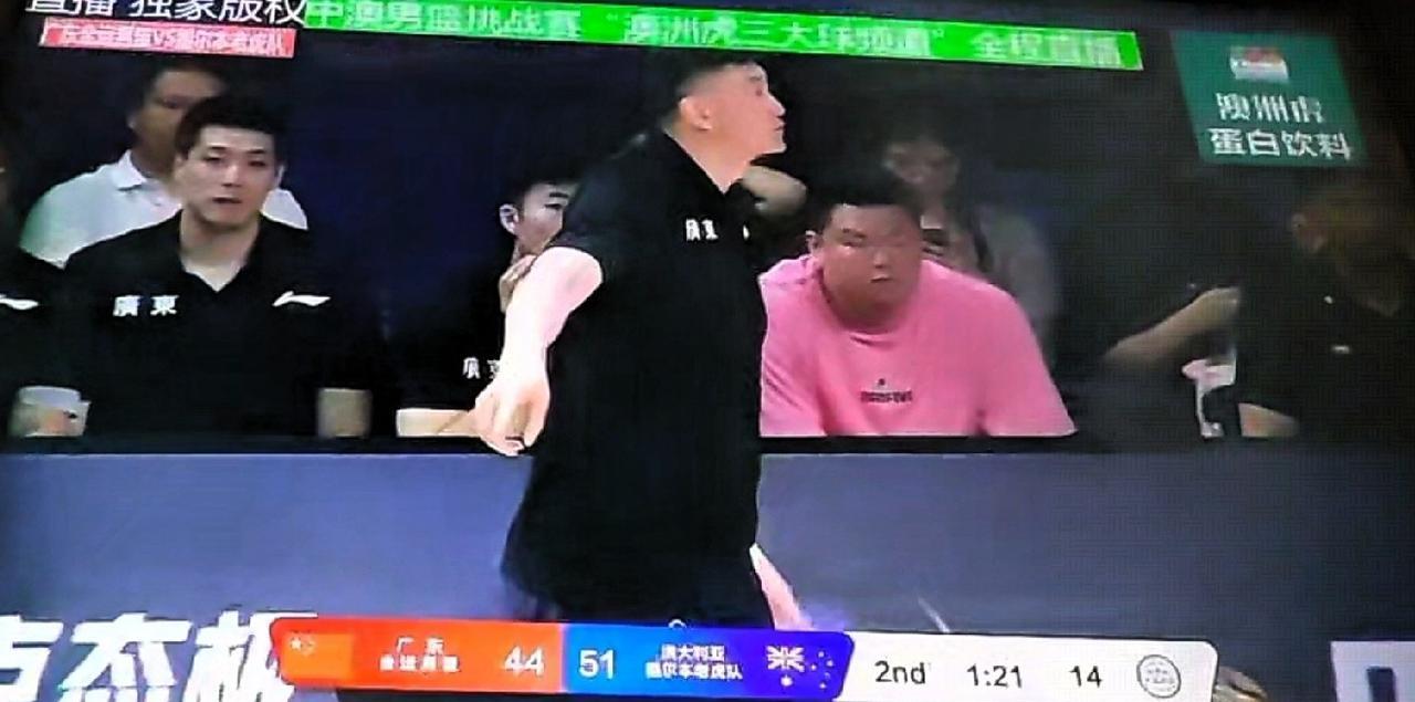 张昊最后一球又暴露球商，最后一攻再次失误！突破篮下回传给王少杰，打算扔三分结果失