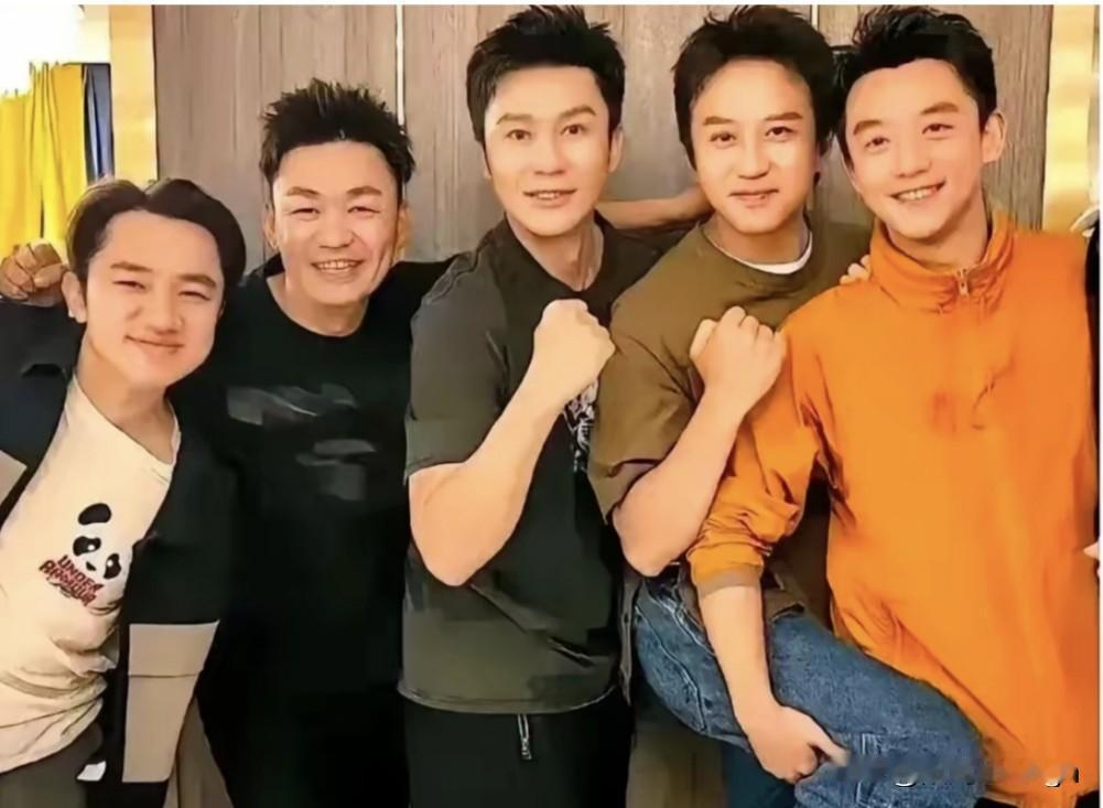 这张照片见证了11年前《奔跑吧，兄弟》这档综艺节目初绽时的鲜活模样。王祖蓝的