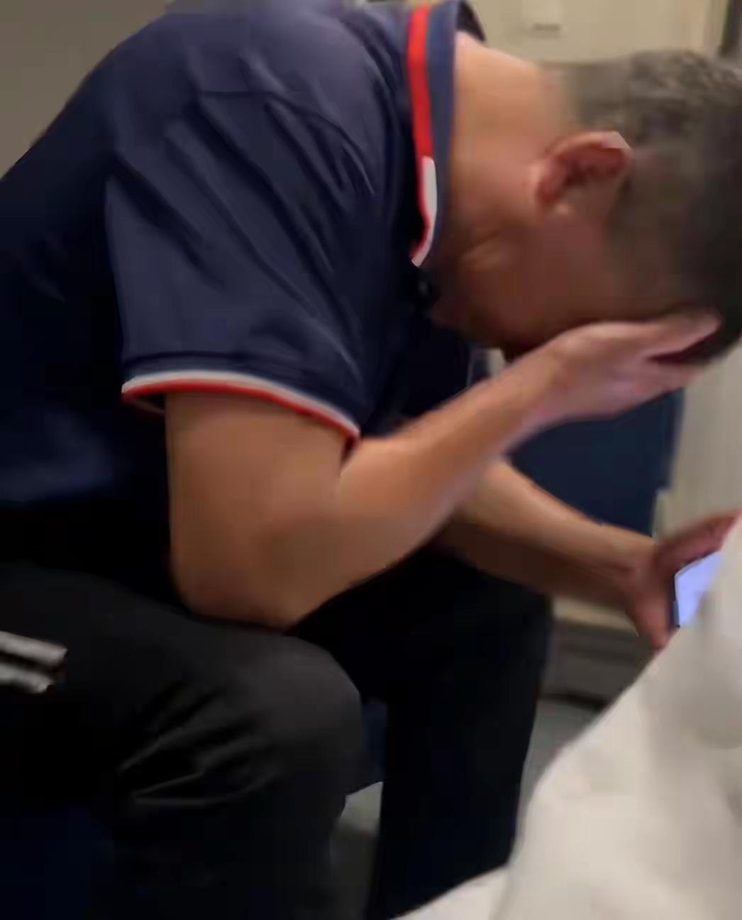 这事太揪心了，看一回鼻子酸一回。前两天，有个62岁的大叔上了热搜，因为他在厦