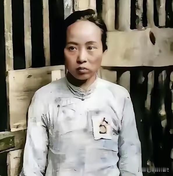 魏文全，年芳25岁，时任国民党杭州军统便衣队队长。日军攻杭州前，她留守沦陷区执行