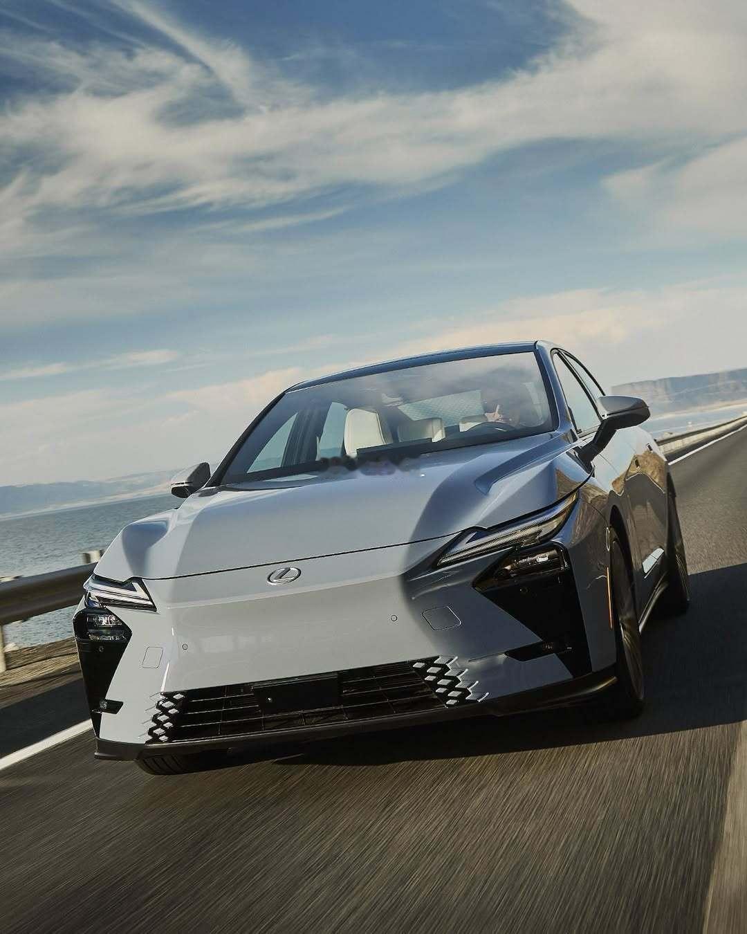 全新2026款雷克萨斯ES重新定义了现代豪华的感受——宁静、智能、电动，它雕塑般