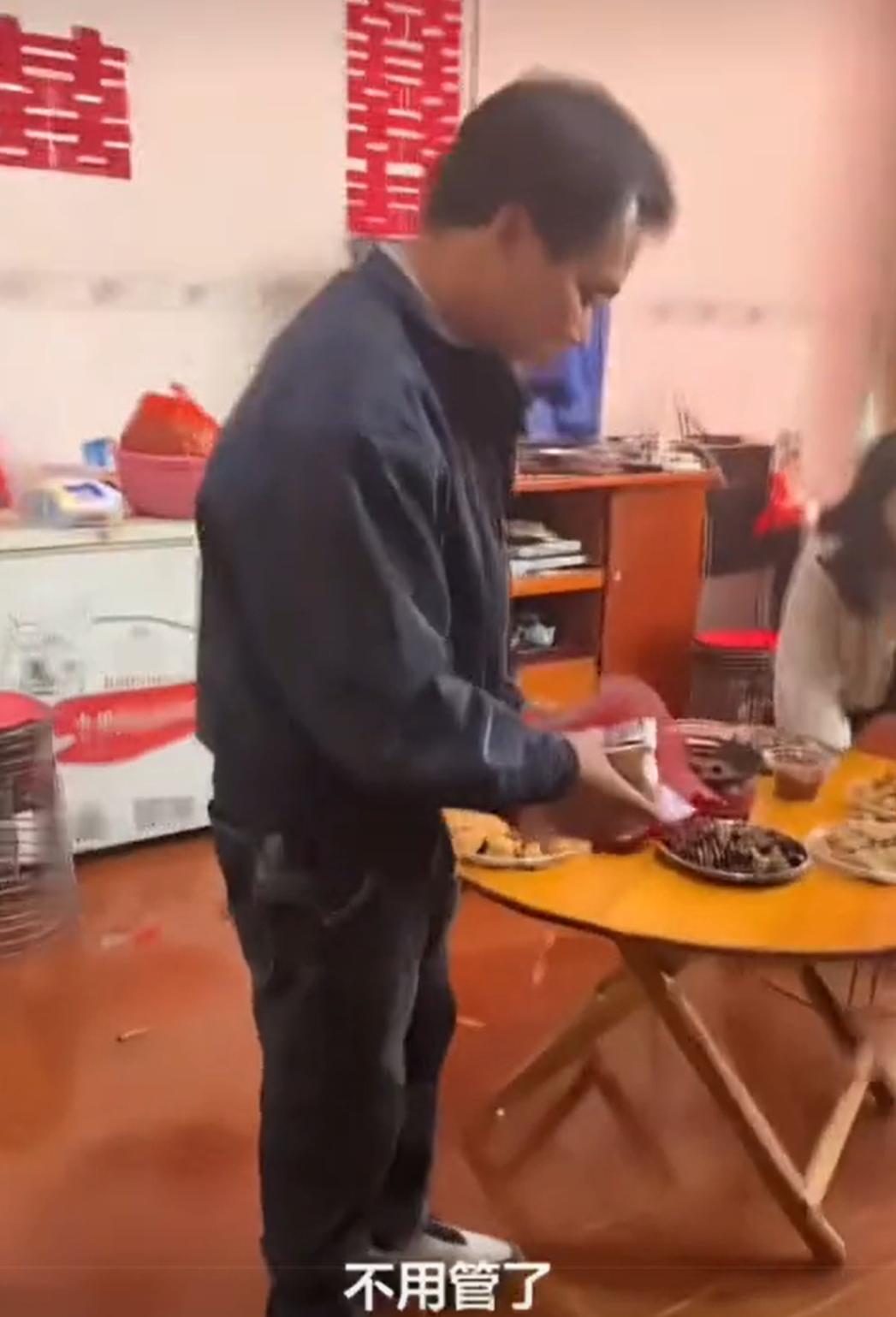 这位老丈人火了！广西，一对新人结婚，新郎家把彩礼放到了桌子上，新娘的父亲看到后直