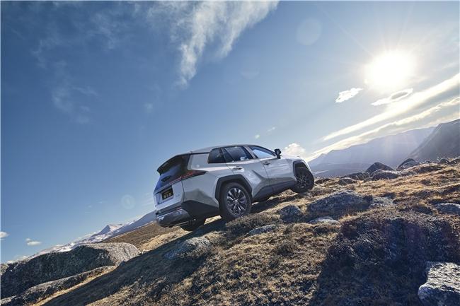 14英寸大屏+双音区语音，13.78万的威兰达把新势力卷哭了！广汽丰田威兰达A