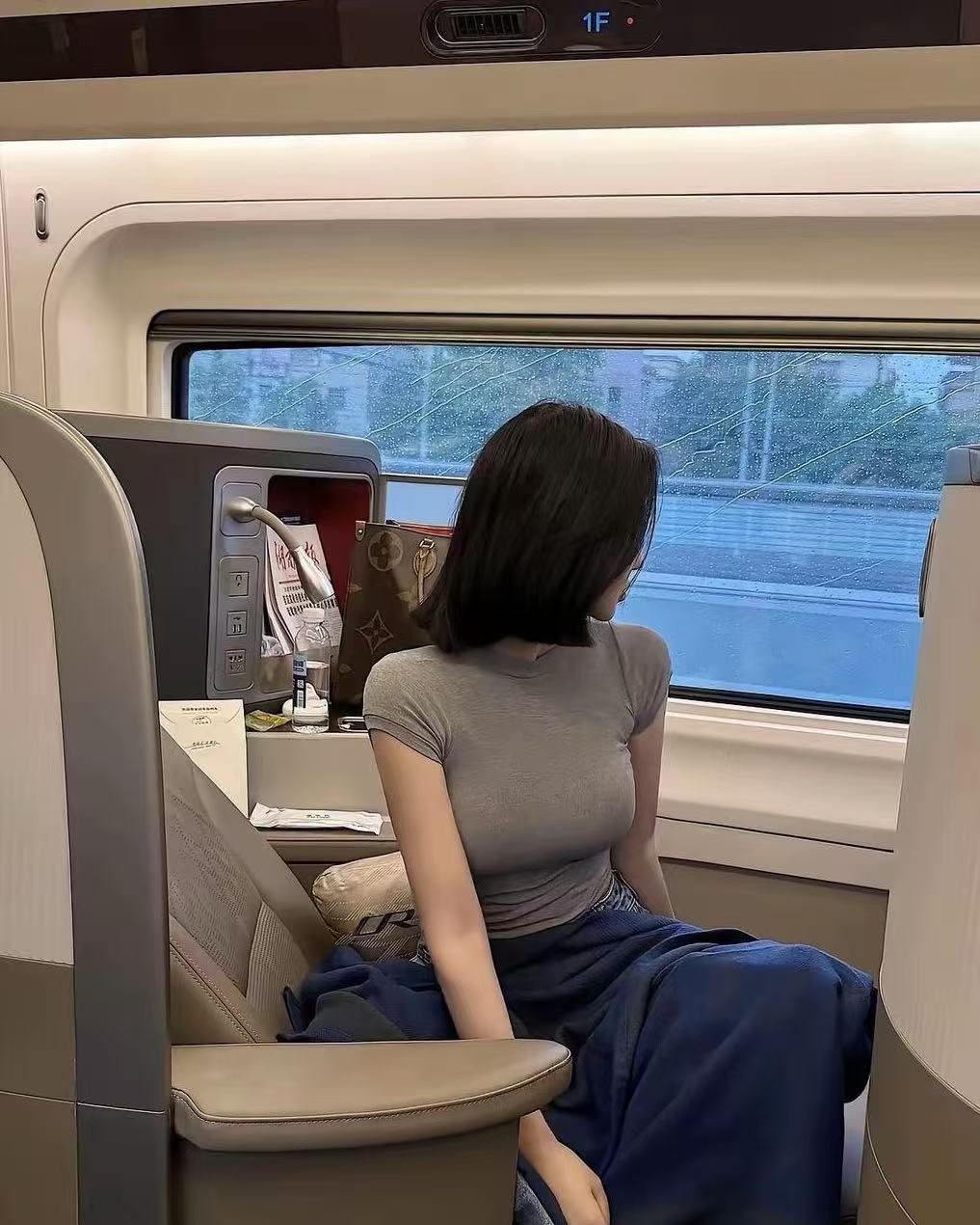 这种不用看正脸就知道是美女了！