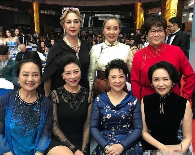 这张合照中，我只认出了前排双腮染赤的岳红，秀韵多姿的王馥荔，目光沉和的宋晓英，笑