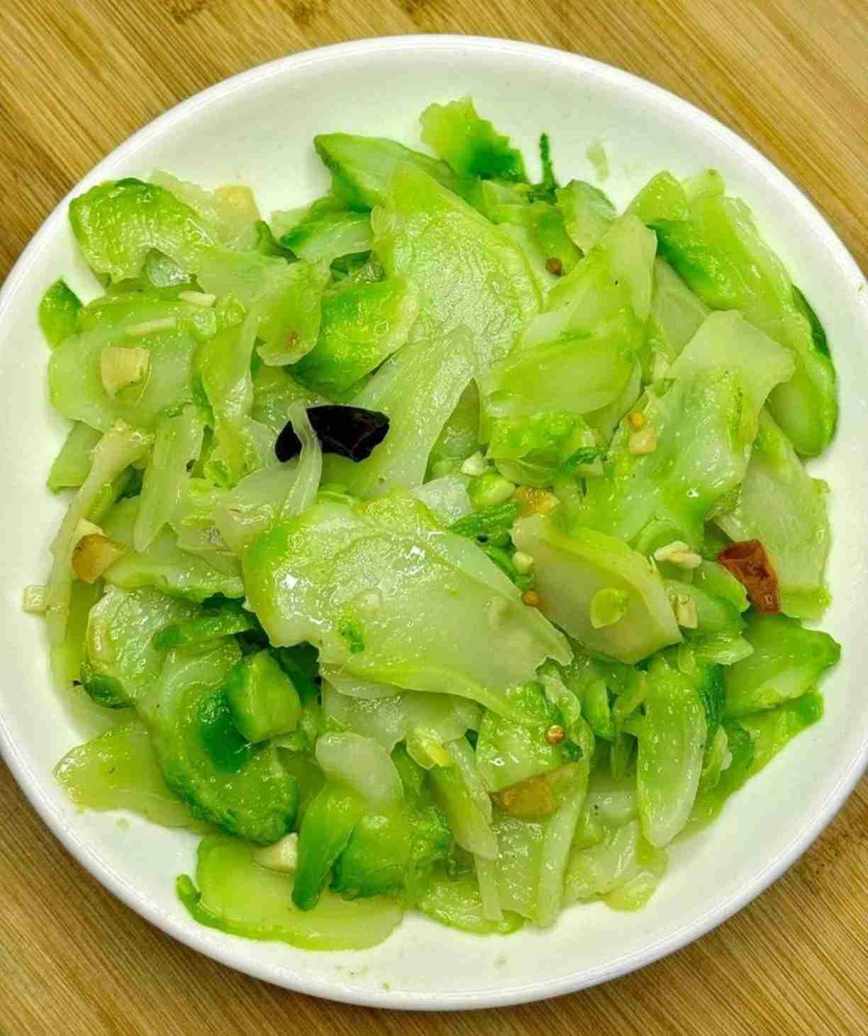 最近儿菜大量上市了，价格也便宜了很多，一盘炝炒儿菜是川渝人冬天的快乐，脆嫩爽口