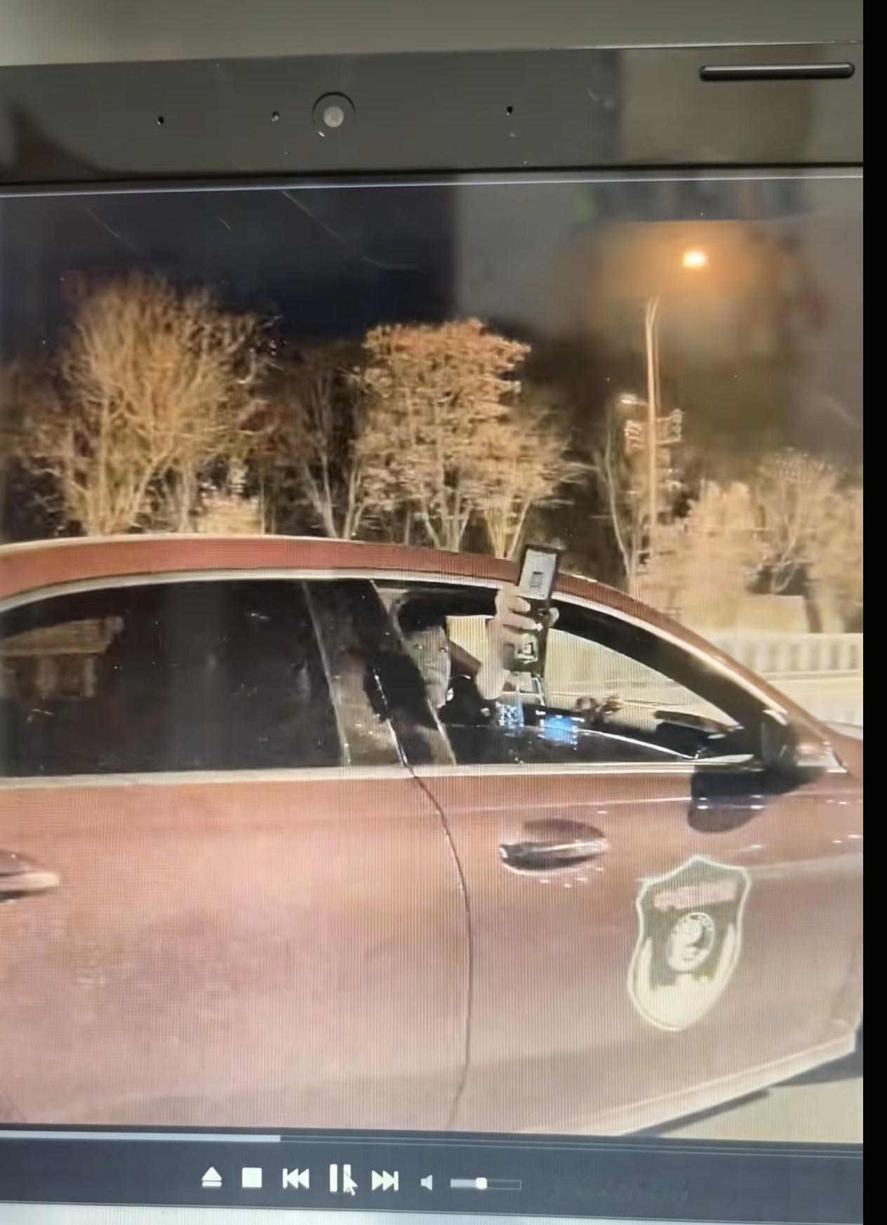 近日，北京延庆。网友发布视频，一男子驾车等红绿灯，前面一辆印有“中医救援”字样的