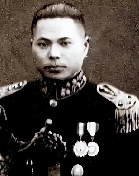 1946年深夜，一名国军少将趁着夜色闯进一位地下党员家中，用枪顶着对方的脑袋，低