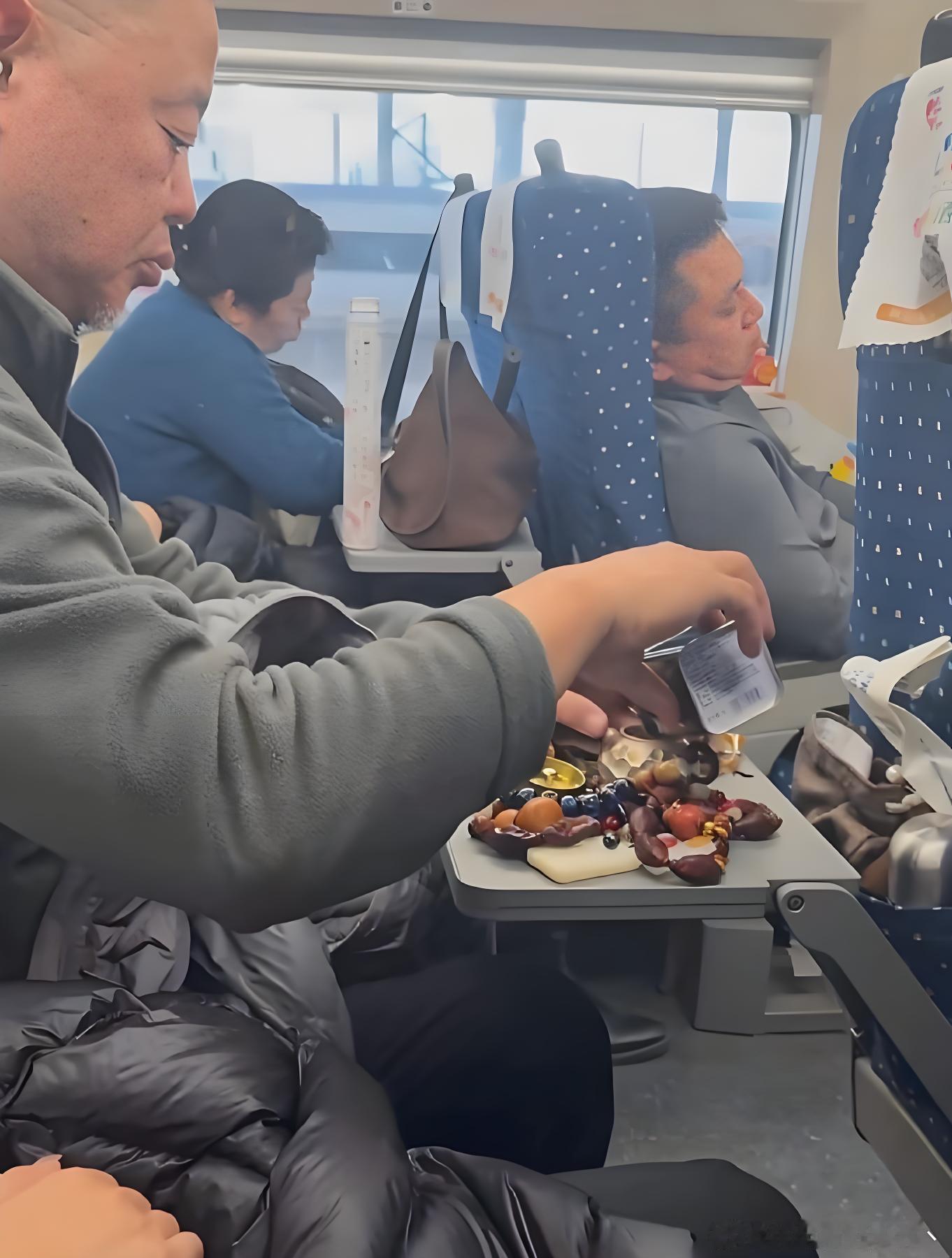 同样是坐高铁，牛马和大佬的差距实在是太大了。