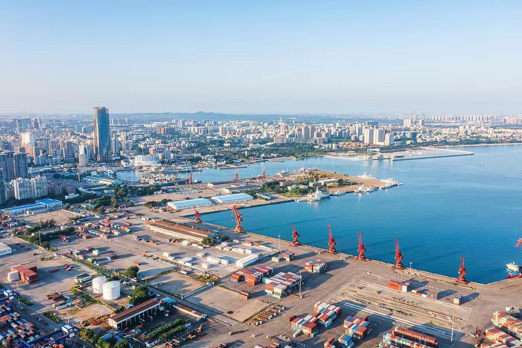 房地产是一盘好棋，只是被中美金融战给掀了桌子！房价下降，很多人都在骂房地产，