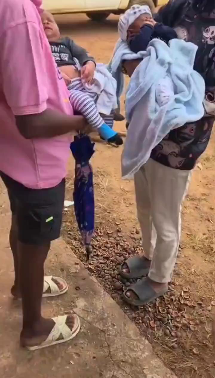 中国人到非洲还是不要乱搞，非洲妹搞不得，一下就抱两娃，双胞胎来了，老头跑了，回国