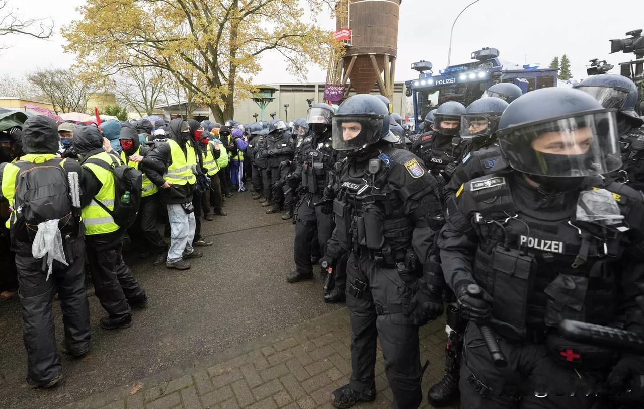 【在德国，10多名警察在反对魏德尔派系的抗议中受伤】柏林时间2025年11月2