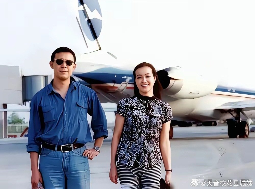 1992年沈阳机场，姜文29，刘晓庆38，一个牛仔外套，一个碎花裙，中间隔着半拳距离​