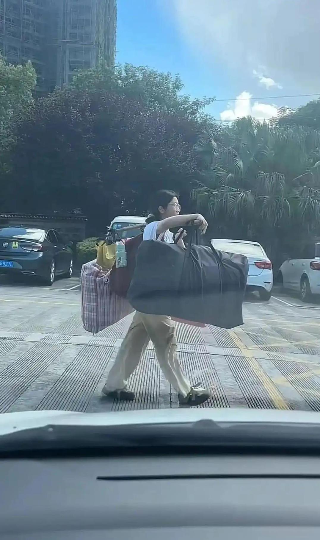这女学生是桂林灌阳县二中的，姓刘。她上面还有一个哥哥，虽然是女孩子，但从小就干农