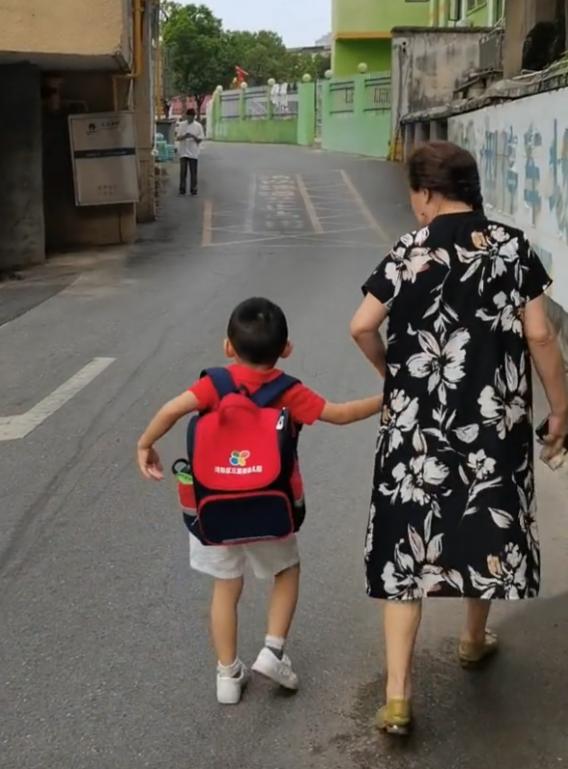 伺候了我八年的保姆如今要搬走，我加一倍的工钱挽留却被拒绝，她却转头提了个要求！