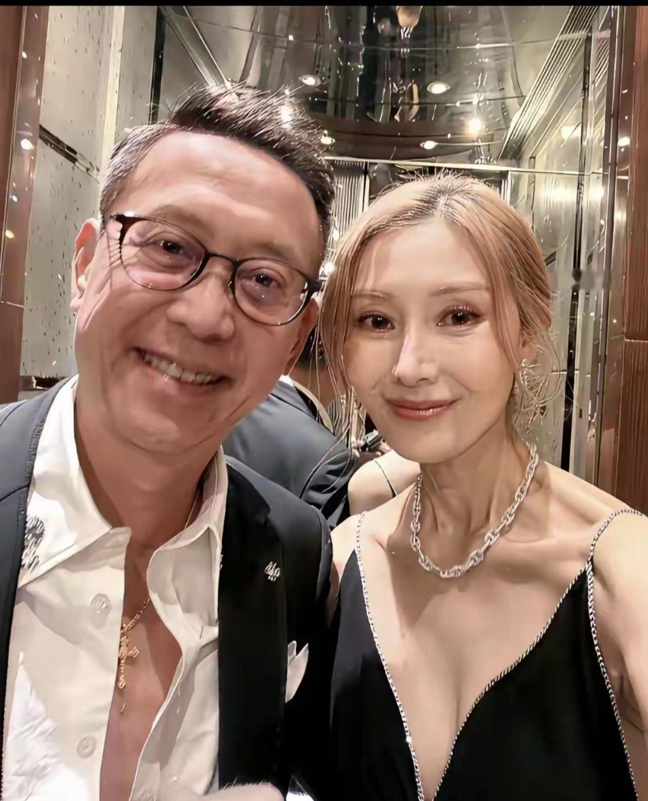 许晋亨晒老婆，没想到他自己却抢镜了！他也不想抢老婆的风头，要怪就怪李嘉欣自己的状