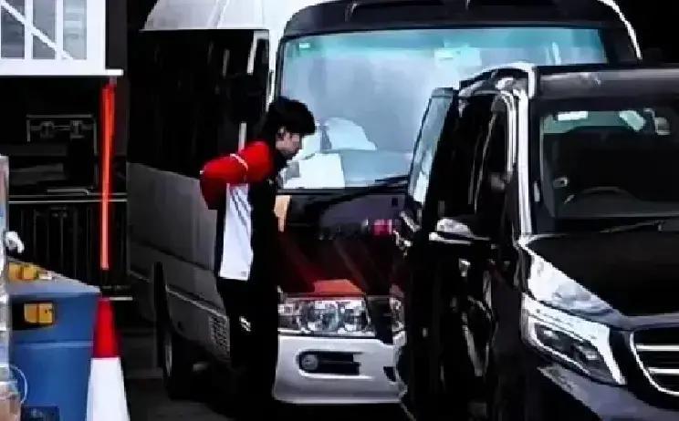 王楚钦退赛，一句话：腰真扛不住了。上车那一下，腰板僵得像块板砖。混双里一个