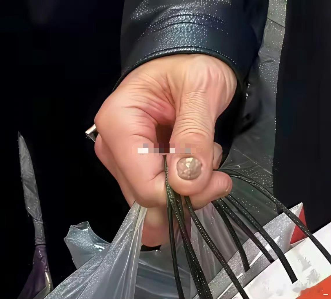 黄仁勋告诉我们：有钱人的指甲，是镶金的。