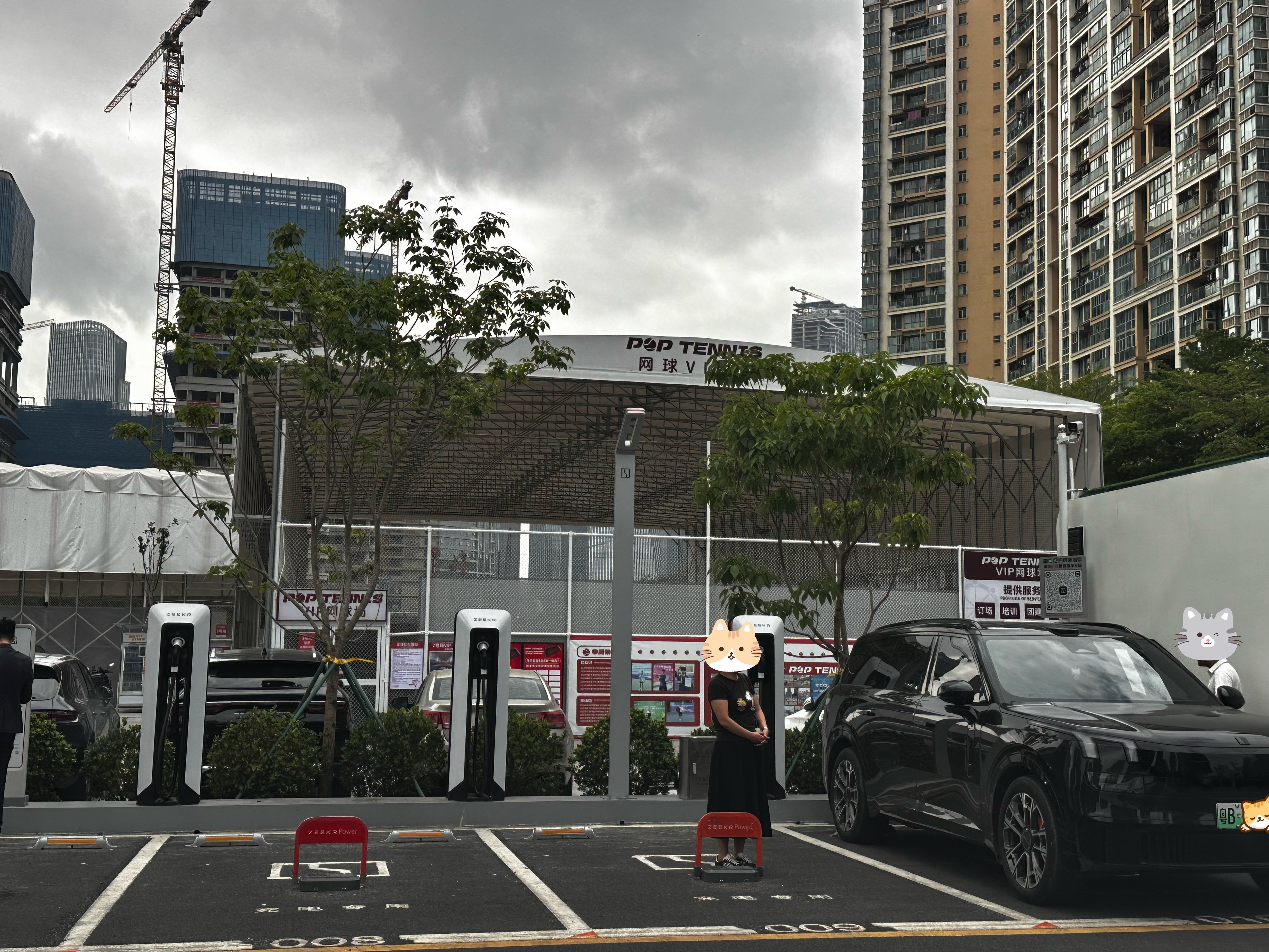 刚刚看到他下车扫码，等地锁降了，然后车主倒进去充电。（我以为是深蓝的，原来极氪自