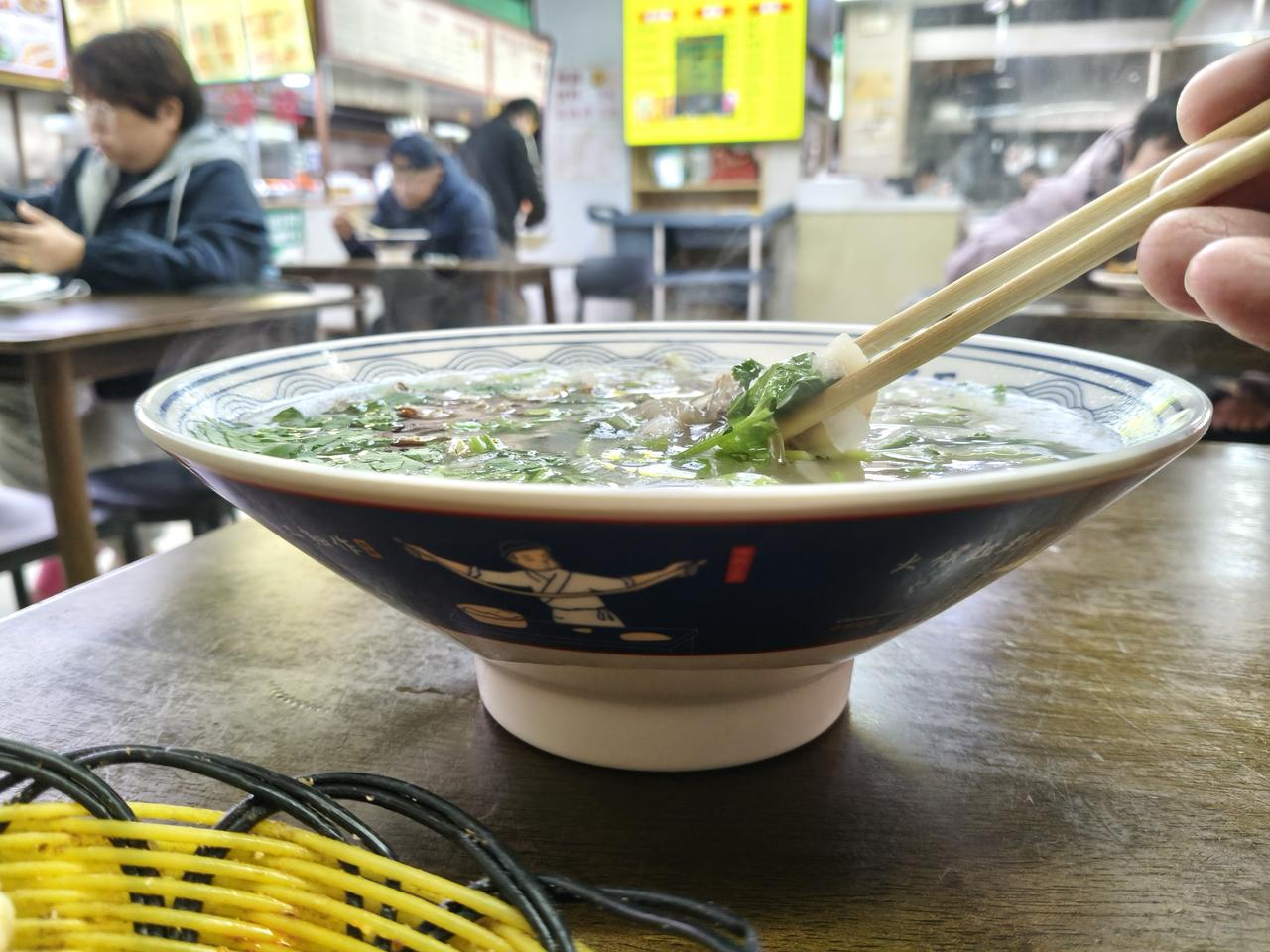 晚饭改变口味。要了碗羊肉粉丝19元。凉拌羊肉小份40元。两个小饼2元。