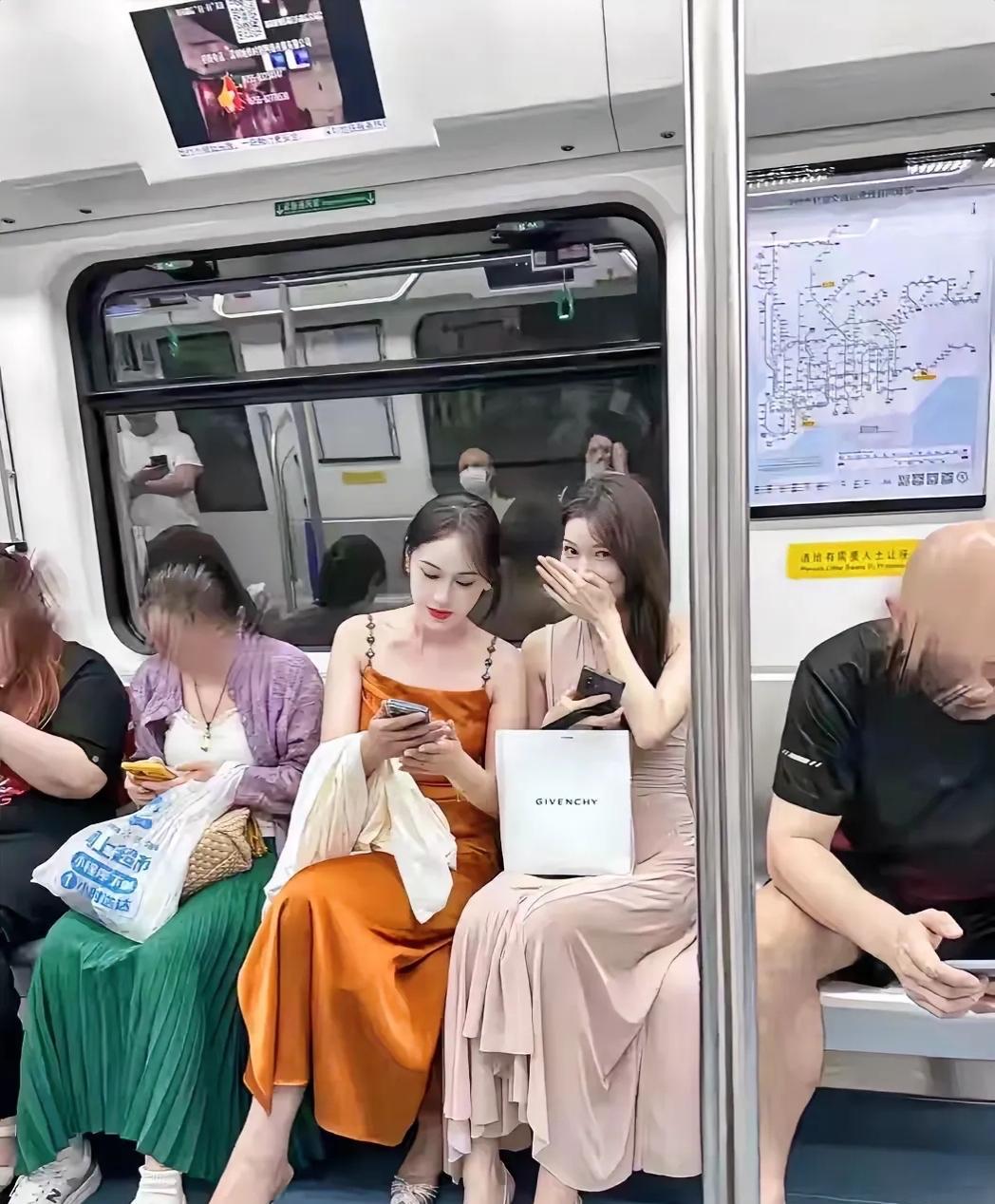 这位美女到底在笑什么？……