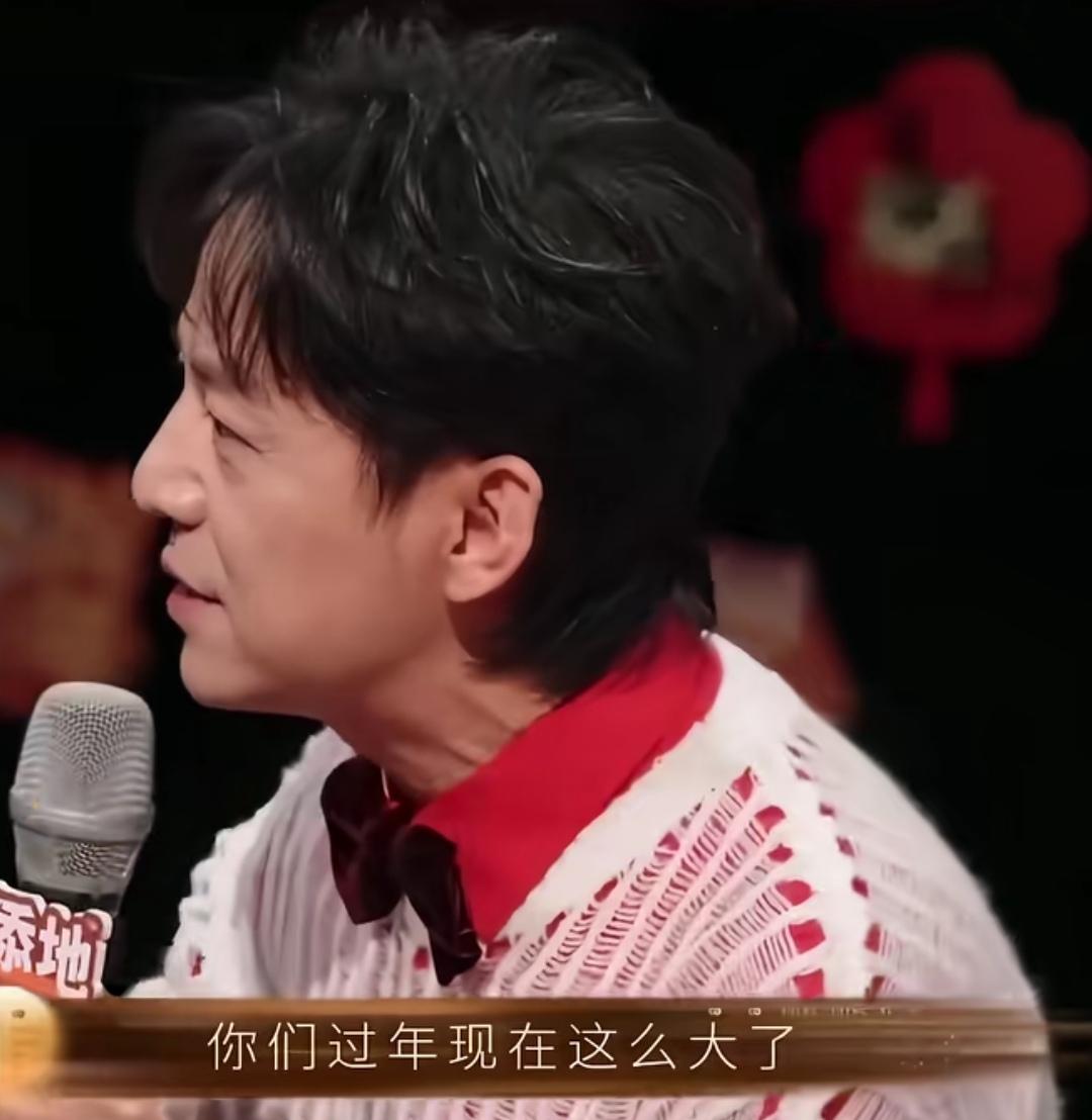 何炅问黄子弘凡现在过年还能领红包吗，黄子弘凡说不要脸就可以！何炅：“你们过年现