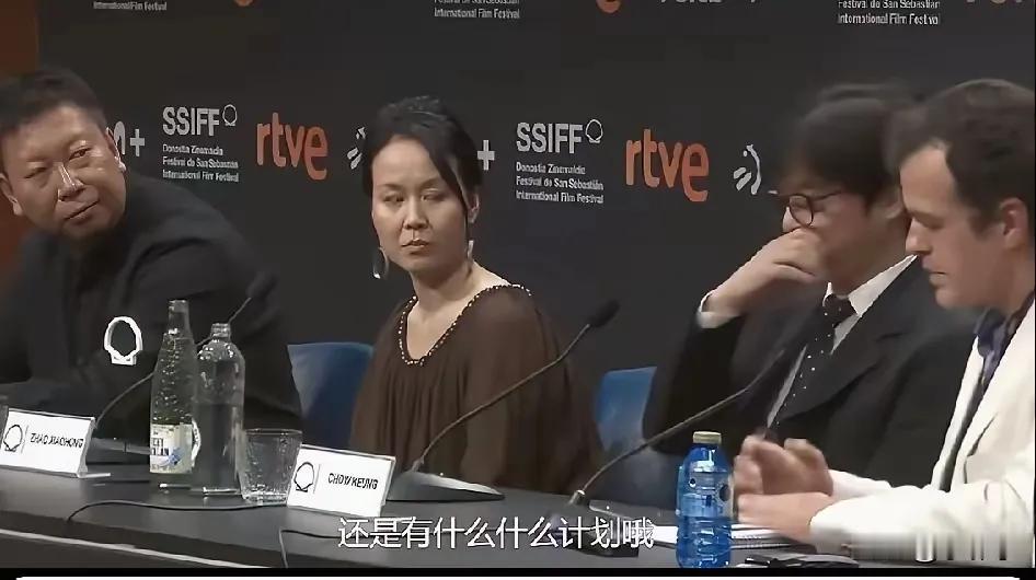 过去有一句话:拿起筷子吃肉，放下筷子骂娘。《监狱来的妈妈》剧组在欧洲宣传说:监