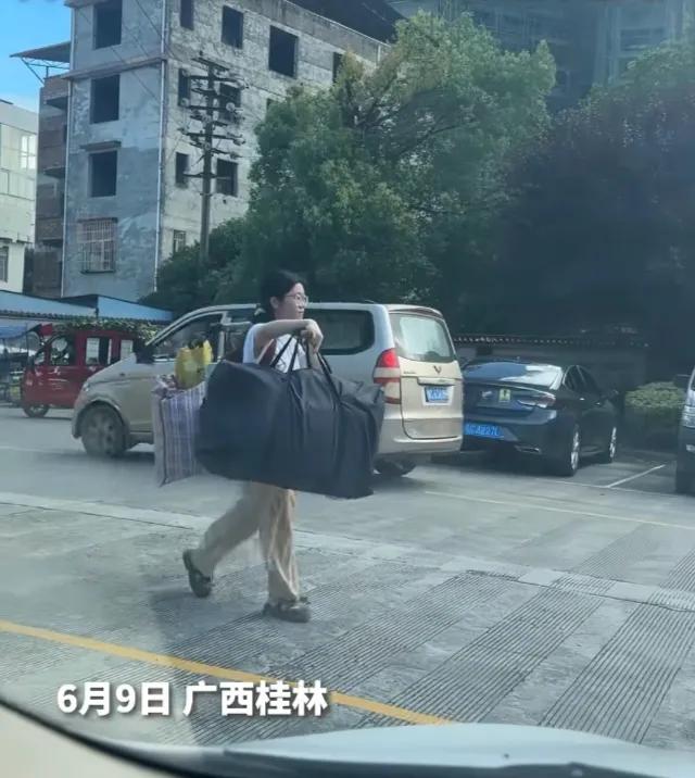 广西桂林一女考生，考试完了，独自挑着行李回家，就是这样一幕，却得到了很多网友的夸