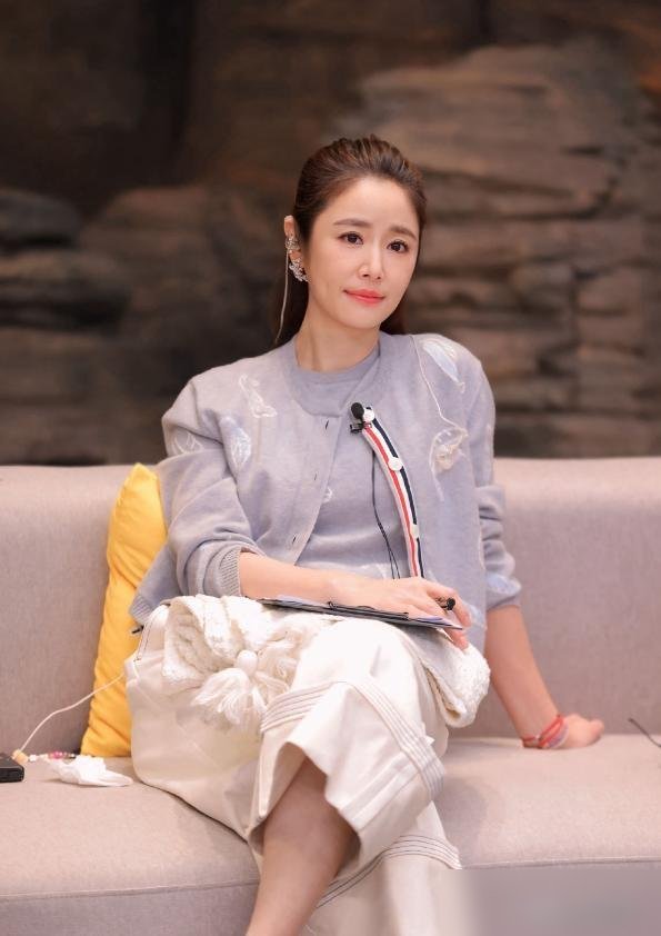 林心如现在胖了，反而比演紫薇那会儿看着舒坦多了。她自己在采访里说，路上碰见霍建华，趁结账赶紧打招呼，