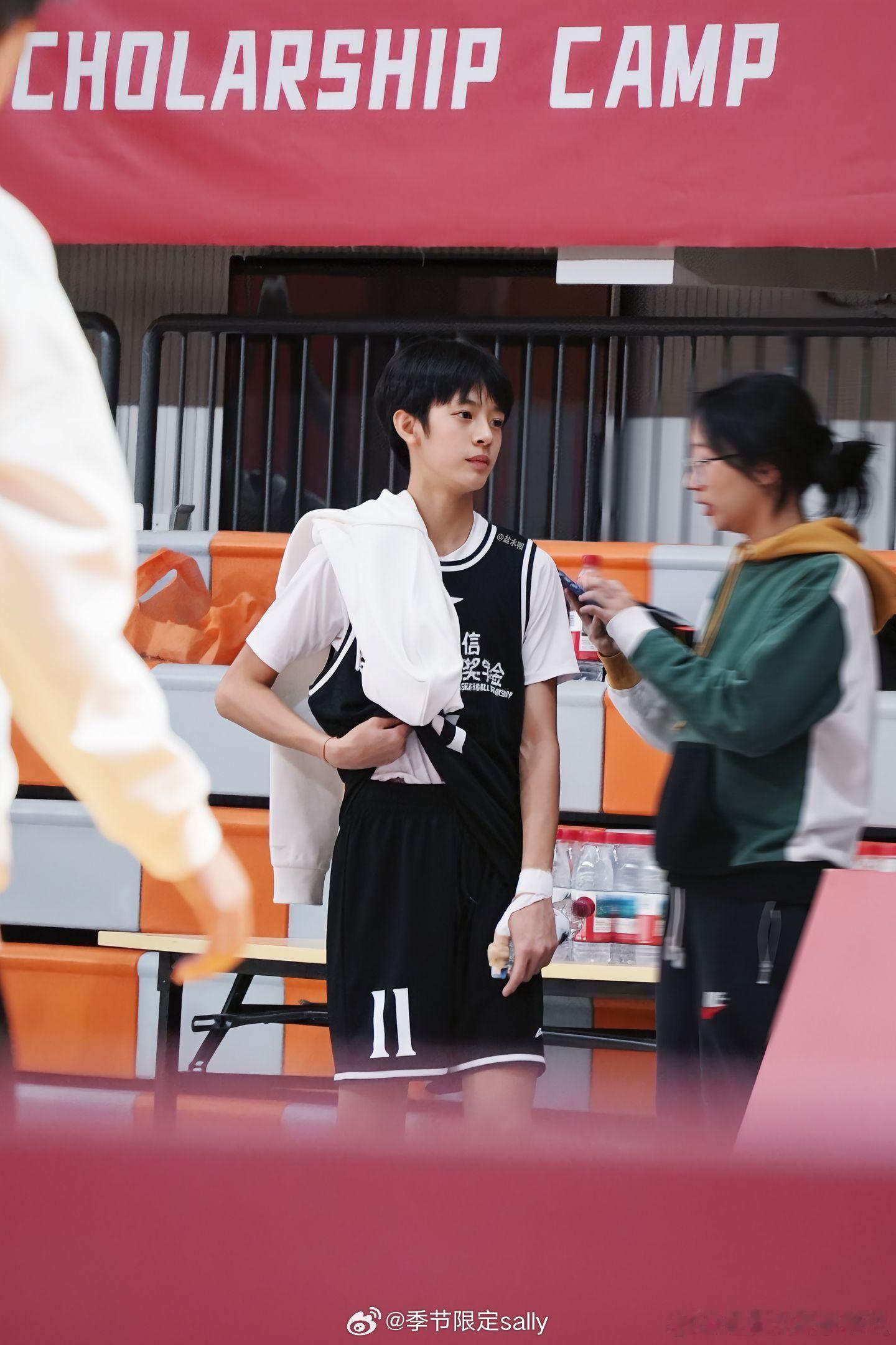 孙俪邓超儿子等等长大近照，和娘娘一毛一样啊等等魔丸邓超生了个灵珠儿子