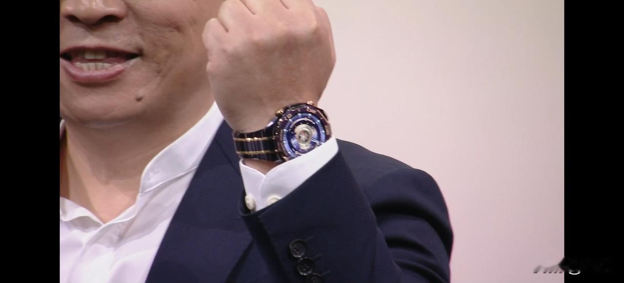 带上它，你的身份就上来了华为非凡大师智能手表采用星钻设计，18K金与24K