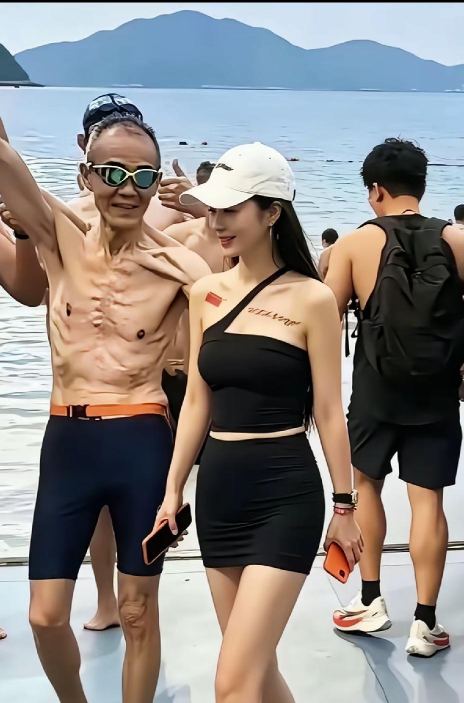 75岁的王石跟45岁的小娇妻田朴珺，相差30岁的夫妻，违和感太浓了。