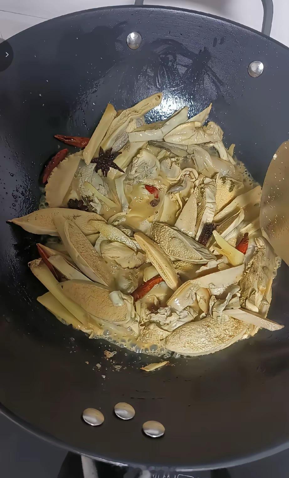 一个敢煮，一个敢吃，真是太牛了！看出是什么食物吗？