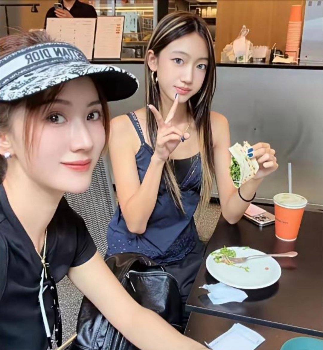 李念带14岁大女儿打卡韩国首尔。41岁的她身材纤细、妆容精致，和女儿同框像姐妹。女儿卡卡身高快170