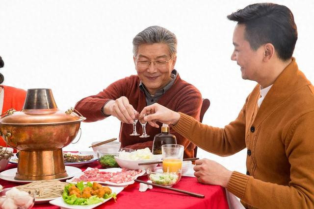 喝完白酒说不出话？过年准备饮酒助兴的朋友们注意了，谨防脑卒中找上门